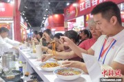 八字正缘“嗦粉”经济火热 中国多地“食力”出圈